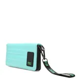 Billetera acolchada color rosa con cierre perimetral negro, logo 'mc' en etiqueta negra y correa de mano con letras verdes sobre fondo negro.