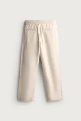Pantalón de corte regular fit confeccionado en tejido mezcla de algodón, con cintura elástica ajustable mediante cordón, bolsillos laterales y bolsillos traseros de vivo.