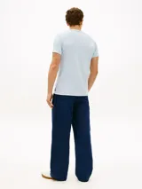 Remera de corte slim Tommy Hilfiger, confeccionada en suave tejido interlock de algodón elástico, de color celeste con cuello redondo y el logo de la marca bordado en el pecho.