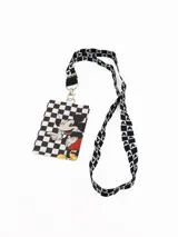 Tarjetero con cordón para el cuello, con diseño de tablero de ajedrez en blanco y negro y estampado de Mickey Mouse. Incluye gancho metálico.