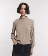 Buzo suéter de chenille color beige, con cuello alto y rib en puños y ruedo.