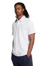 Remera tipo polo Under Armour de manga corta, confeccionada en tejido de punto jersey grueso y suave. Presenta cuello clásico, tapeta con botones y bajo con aberturas laterales. Incluye el logo de la marca bordado en el pecho.