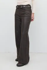 Pantalón de cuero ante color marrón, de corte recto y tiro medio, con costuras horizontales a la altura de la rodilla y cierre frontal con botón y cremallera.
