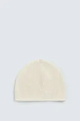 Gorro de punto tejido en hilatura de lino, con diseño clásico y acabado con vuelta en el borde.