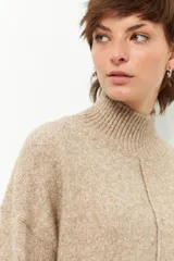 Polera de tejido de punto color bordó, con cuello alto, manga larga y costura vertical central en el frente.