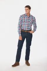 Pantalón de jean clásico de corte recto, color azul denim, con bolsillos traseros y costuras en contraste.