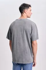 Remera de corte oversize con efecto de lavado gastado en color negro. Presenta cuello redondo y estampa frontal con la frase Street Life en tono oscuro.