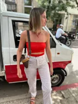 Top strapless rojo con corte en la cintura.