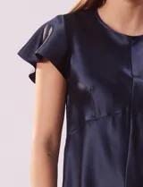 Blusa color beige de satén, marca Alex & Lili. Manga corta amplia, corte bajo el busto y espalda con abertura ojal y botón.