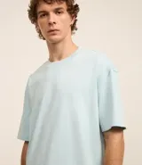 Remera de corte relaxed, confeccionada en algodón de tejido grueso con cuello redondo y mangas cortas.