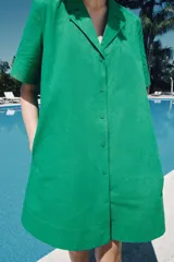 Vestido corto camisero de la ZW Collection de Zara, confeccionado en hilatura de algodón de color verde. Presenta cuello solapa, manga corta, diseño en línea evasé y cierre frontal con botones.