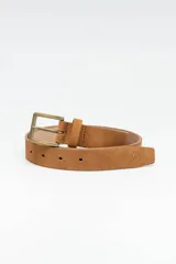 Cinto marrón de gamuza con hebilla metálica color bronce.