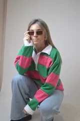 Sweater a rayas horizontales rosas y verdes, con cuello polo blanco y puños blancos.