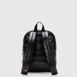 Mochila Bubba de la colección Originals, diseño acolchado con acabado brillante en color negro. Cuenta con compartimento principal con cierre, bolsillo frontal con cierre y tiradores personalizados con logo. Incluye asa superior y correas ajustables.