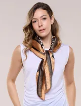 Pañuelo de satén con estampado animal print, diseño en tonos marrón, negro y blanco, con detalles de rayas.