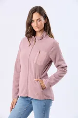 Campera de micropolar con textura en relieve, cierre frontal completo y cuello alto. Presenta un bolsillo vertical con cierre en el pecho y detalles de terminación en color contrastante.