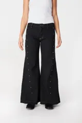 Pantalón de pierna ancha con acabado brillante, confeccionado en lino. Presenta un diseño de tiro medio con cierre de botón y cremallera, bolsillos traseros y etiqueta de marca en la cintura.