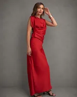Vestido largo satinado color rojo, sin mangas, con escote drapeado elegante y caída fluida.