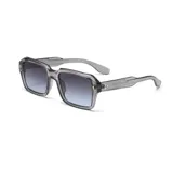 Lentes de sol con armazón cuadrado de estilo retro en tono carey oscuro y patillas negras con detalles metálicos dorados. Cuentan con cristales degradados en tono marrón y protección UV400.