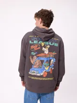 Canguro gris claro con capucha y estampado trasero en azul. El estampado incluye el texto "Spirit League Rusty Team" y una ilustración de una camioneta con animales y tablas de surf.