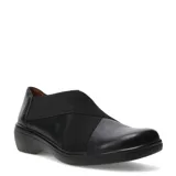 Zapatos casuales de mujer color negro, confeccionados en cuero con paneles elásticos cruzados en el empeine para un ajuste cómodo. Presentan una suela de plataforma baja y diseño sin cordones.