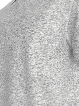 Chomba gris jaspeado de piqué de algodón peinado, con cuello clásico y tapeta de dos botones. Tiene mangas cortas, dobladillo con aberturas laterales y logo de Calvin Klein en la manga.