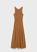 Vestido largo de punto fino, color marrón tostado, con cuello redondo, sin mangas y diseño evasé con caída fluida.
