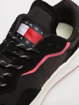 Zapatillas urbanas Tommy Jeans modelo New Runner, color negro con detalles en rosa y blanco. Confeccionadas en piel, textil y material sintético.