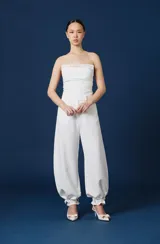 Bustier de diseño estructurado y corte recto, con escote palabra de honor y ajuste entallado que realza la silueta.