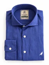 Camisa de lino slim fit color azul, con cuello italiano, botones blancos y bordado de un ave en la parte inferior.