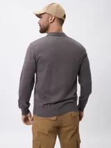 Sweater de punto color gris, con cuello polo y cierre frontal parcial, de manga larga y ajuste regular.
