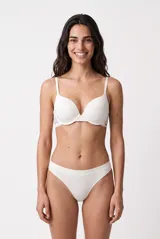 Colaless de encaje color blanco, con diseño tiro medio y tiras finas elastizadas.