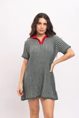 Vestido corto de tejido de punto a rayas verticales en tonos verde y gris, con mangas cortas y cuello polo rojo en contraste.
