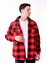 Campera tipo camisa de franela a cuadros rojos y negros con capucha gris de algodón y forro interior de piel sintética color crema.