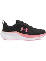 Championes de running Under Armour modelo Assert 11, color negro con detalles en rosado y suela blanca. Presentan parte superior de malla transpirable con revestimientos de cuero, amortiguación Charged+ en la mediasuela y suela de goma resistente.