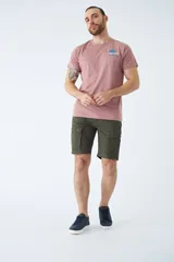 Bermuda cargo de corte recto en color verde oliva, con bolsillos laterales tipo cargo con solapa y cierre de botón, bolsillos frontales y traseros, y cierre frontal con cremallera y botón.