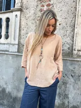 Blusa Elina de lino y algodón color camel, con corte holgado, escote redondo y mangas tres cuartos.