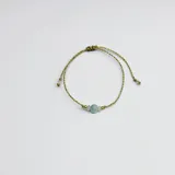 Set de tres pulseras ajustables con hilo encerado dorado y cuentas de piedras naturales, incluyendo amazonita, cuarzo rosa, ámbar, amatista, piedra luna y larimar.