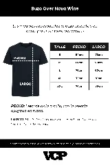 Buzo de cuello redondo y corte oversize, confeccionado en frisa suave. Presenta un diseño minimalista en color negro con un pequeño logo ovalado en el centro del pecho y una estampa sutil en el lateral inferior derecho.