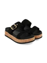 Sandalias negras con plataforma de corcho y suela dentada. Poseen dos tiras anchas en el empeine, una de ellas decorada con una hebilla metálica dorada.