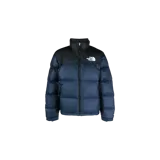 Campera puffer The North Face modelo 1996 Retro Nuptse, diseño acolchado en color azul marino con yugo negro en contraste, cuello alto y cierre frontal con cremallera. Cuenta con el logotipo de la marca bordado en el pecho.