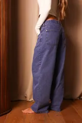 Pantalón de jean color lila, de corte amplio y tiro alto.