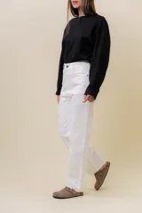 Jean de corte recto y tiro medio en color crudo. Cuenta con diseño clásico de cinco bolsillos, cierre frontal con botón y cremallera, y pasacintos.