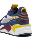Championes Puma RS-X Geek, con diseño retro futurista vanguardista. Exterior de mesh con capas superpuestas de PU, suela de goma y formstrip de PUMA con líneas tridimensionales en el lateral interior y exterior.