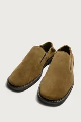 Mocasín casual de hombre con acabado en serraje, diseño de horma cuadrada y suela a contraste con ligero tacón.