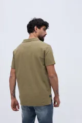 Remera polo verde militar con textura sutil, de manga corta, cuello camisero y cierre frontal de botones.