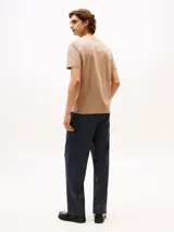 Remera de algodón color beige con cuello redondo y logo de Tommy Hilfiger bordado en el pecho.