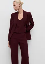 Pantalón de traje tiro medio, color bordó, de diseño recto y cierre posterior de cremallera.