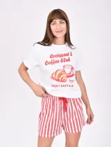 Conjunto de pijama de verano, compuesto por remera blanca de mangas cortas con estampa de langosta y short con estampado de langostas, cangrejos y motivos playeros.