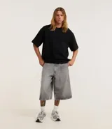 Remera oversize de manga corta color negro, confeccionada en algodón y poliéster.